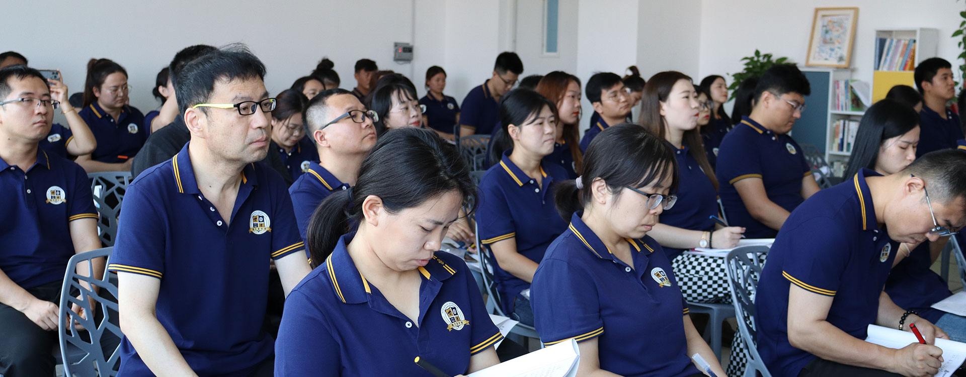 日本女人被男人用鸡巴疯狂抽插下面的免费网站链接